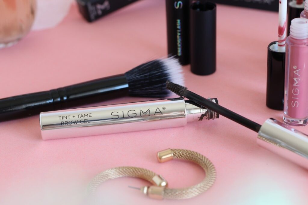 Sigma Beauty Tint + Tame Brow Gel za čvrste in poudarjene obrvi | Notino.si in Dijanarose.com